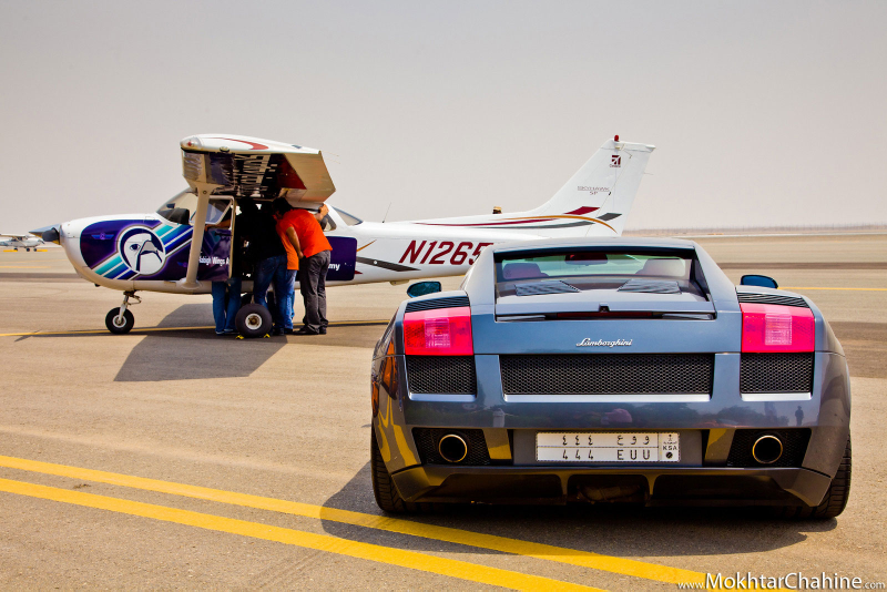 Illustration for article titled Lamborghinis versus planes in the Saudi desert